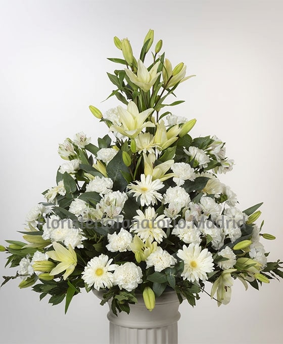 Centros de flores para los tanatorios de Madrid en tonos blancos